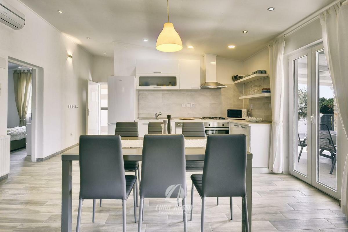 Villa Emily Peroj Εξωτερικό φωτογραφία